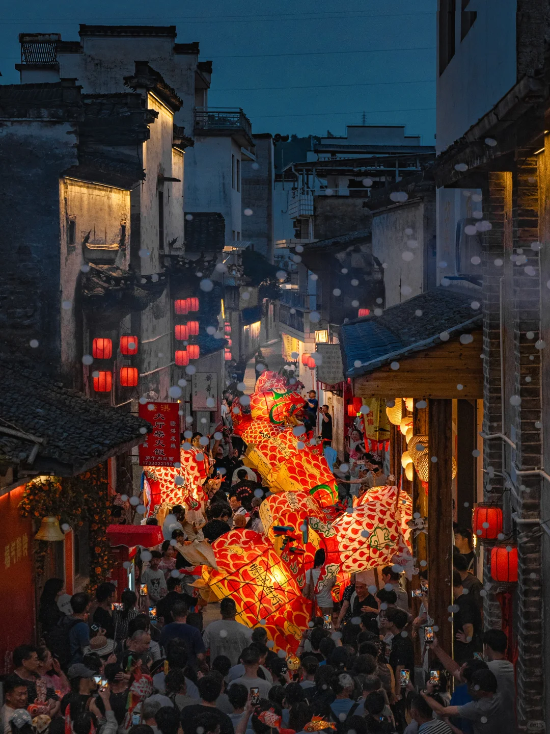 A traveler discovering Shanghai at night