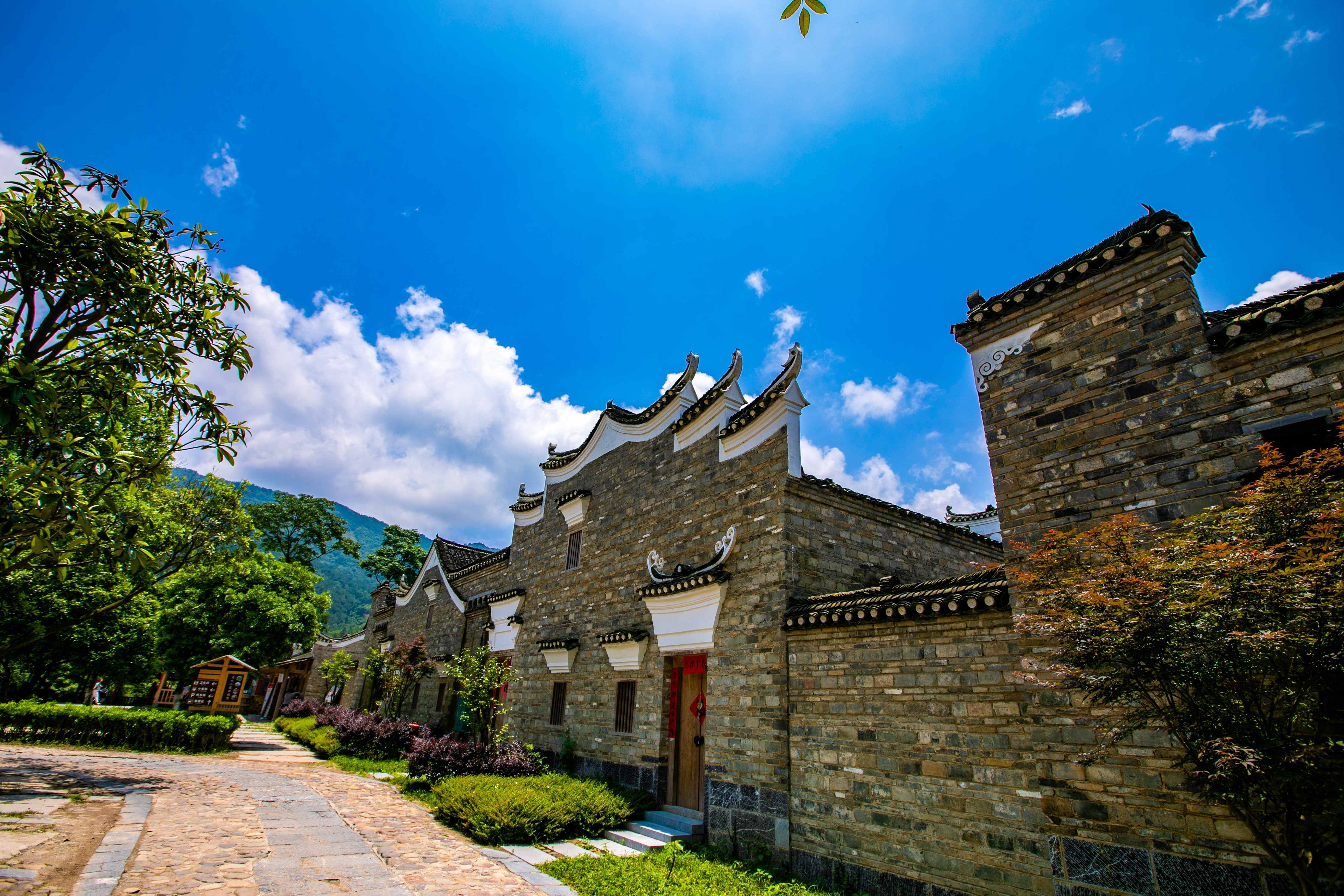 Explore the Hidden Side of Guilin