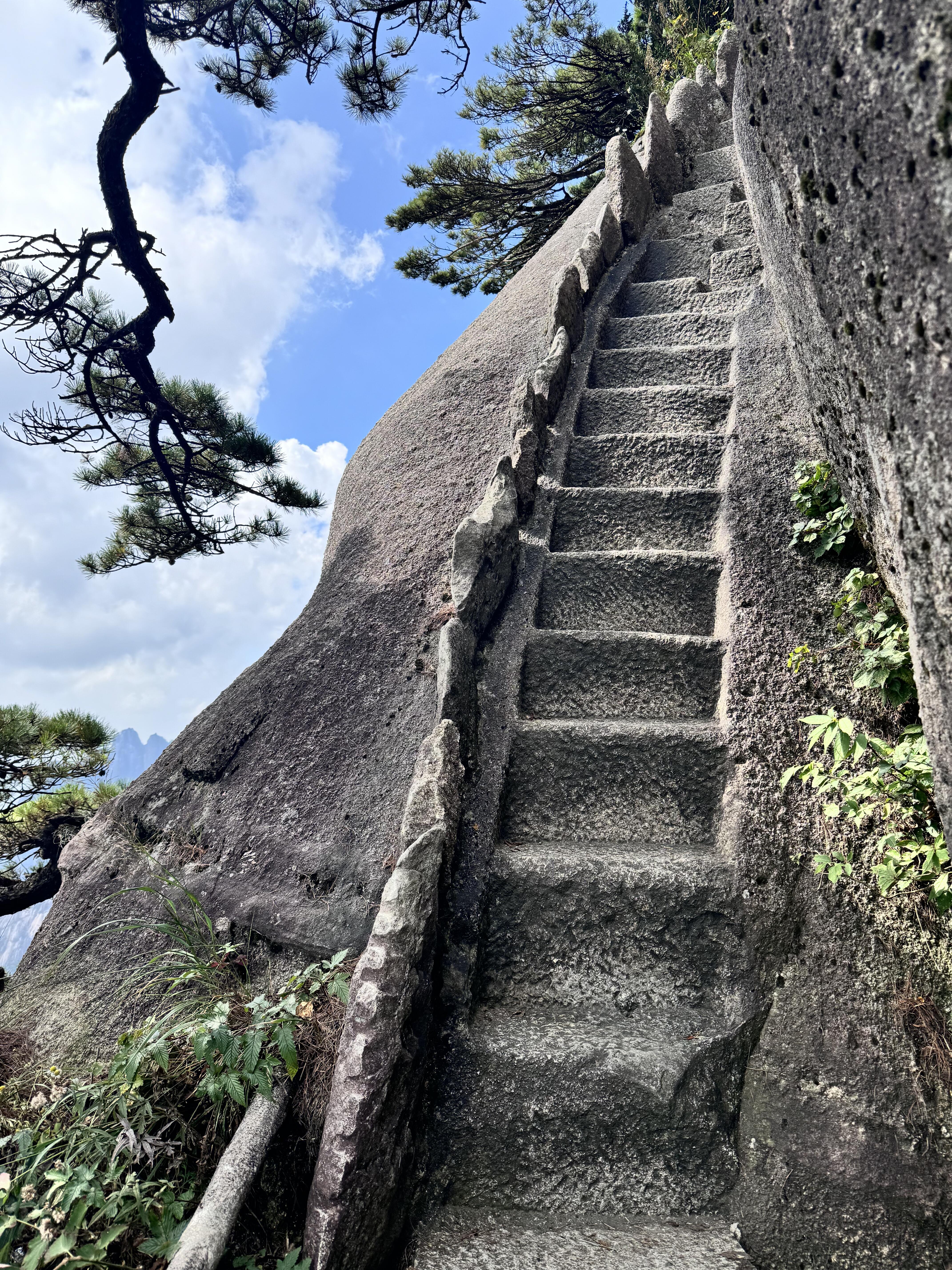 Huangshan Mountain Trekking — Sunrise, Famous Peaks & Scenic Trails
