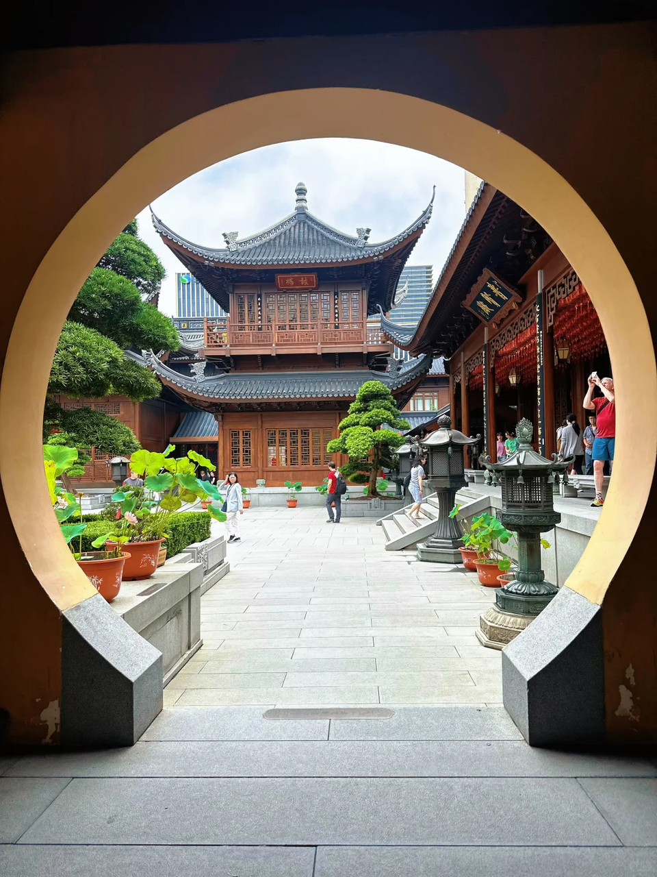 Shanghai Cultural Experience — Temples, Streets & Local Lifestyle