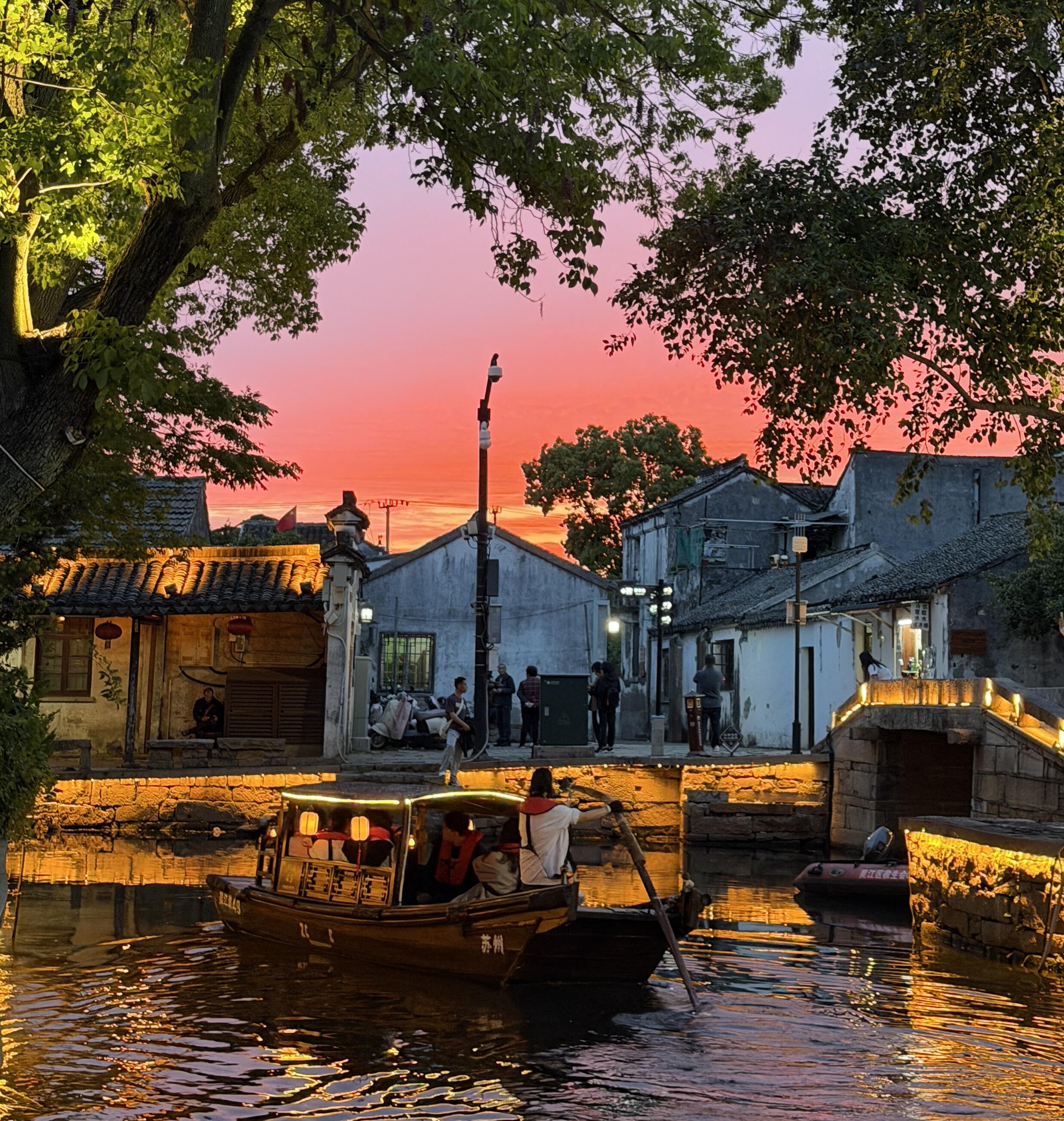 Experience the Charm of Tongli Water Town