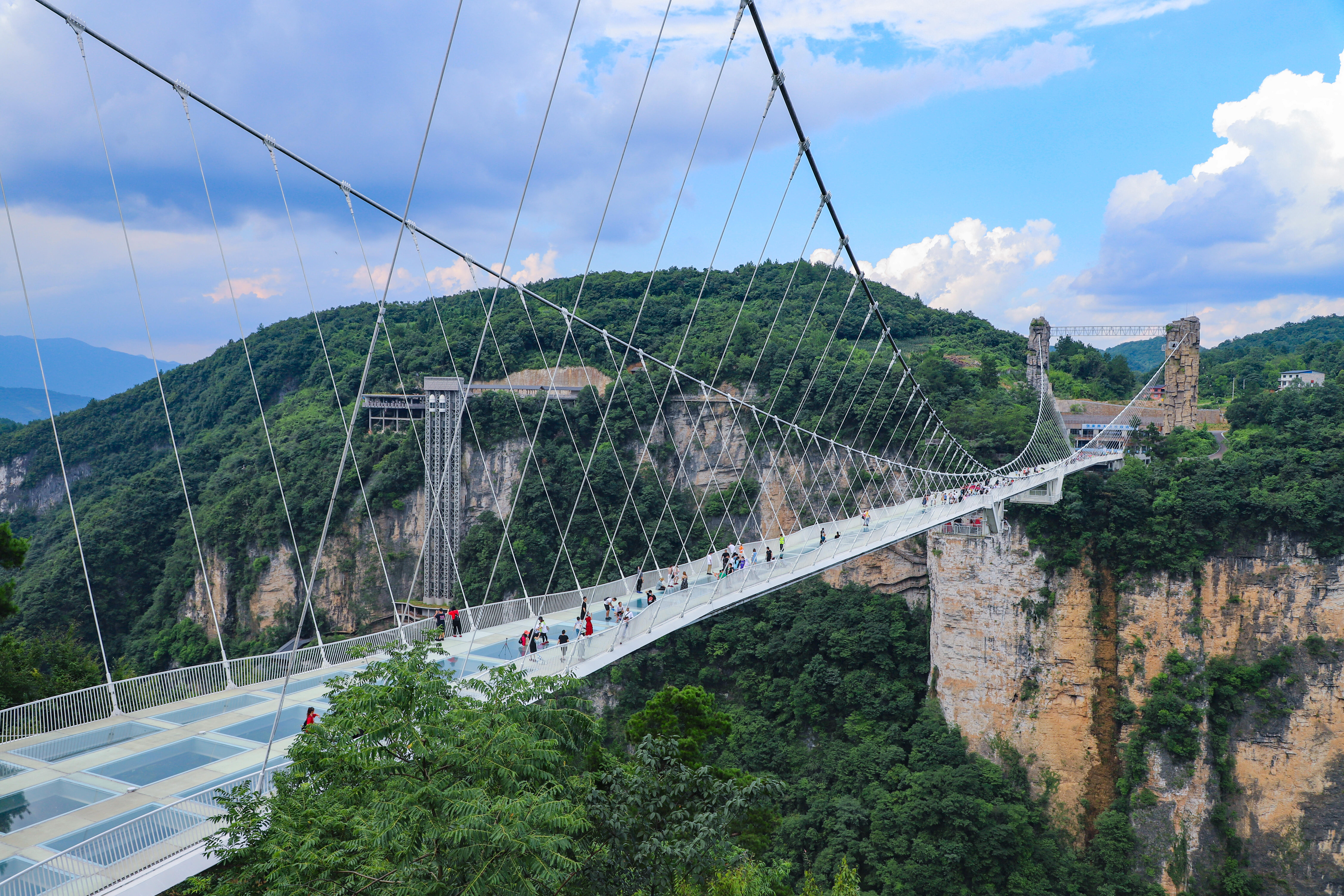 Challenge the Tianmen Mountain Glass Skywalk